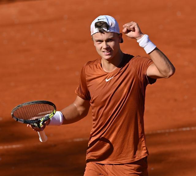 火药味十足，德保罗等人高唱“为已死去的巴西队默哀一分钟”.